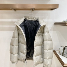 Prada 普拉达2026FW秋冬新款连帽羽绒服 全套原版五金配件,三角金属标、拉链、袖口按扣全部还原原版细节工艺。采用 Prada 普拉达2026FW秋冬新款连帽羽绒服 全套原版五金配件,三角金属标、拉链、袖口按扣全部还原原版细节工艺。采用