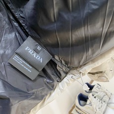 Prada 普拉达2026FW秋冬新款连帽羽绒服 全套原版五金配件,三角金属标、拉链、袖口按扣全部还原原版细节工艺。采用 Prada 普拉达2026FW秋冬新款连帽羽绒服 全套原版五金配件,三角金属标、拉链、袖口按扣全部还原原版细节工艺。采用