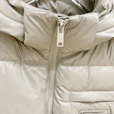 Prada 普拉达2026FW秋冬新款连帽羽绒服 全套原版五金配件,三角金属标、拉链、袖口按扣全部还原原版细节工艺。采用 Prada 普拉达2026FW秋冬新款连帽羽绒服 全套原版五金配件,三角金属标、拉链、袖口按扣全部还原原版细节工艺。采用