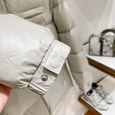 Prada 普拉达2026FW秋冬新款连帽羽绒服 全套原版五金配件,三角金属标、拉链、袖口按扣全部还原原版细节工艺。采用 Prada 普拉达2026FW秋冬新款连帽羽绒服 全套原版五金配件,三角金属标、拉链、袖口按扣全部还原原版细节工艺。采用