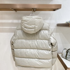 Prada 普拉达2026FW秋冬新款连帽羽绒服 全套原版五金配件,三角金属标、拉链、袖口按扣全部还原原版细节工艺。采用 Prada 普拉达2026FW秋冬新款连帽羽绒服 全套原版五金配件,三角金属标、拉链、袖口按扣全部还原原版细节工艺。采用