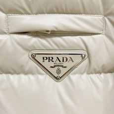 Prada 普拉达2026FW秋冬新款连帽羽绒服 全套原版五金配件,三角金属标、拉链、袖口按扣全部还原原版细节工艺。采用 Prada 普拉达2026FW秋冬新款连帽羽绒服 全套原版五金配件,三角金属标、拉链、袖口按扣全部还原原版细节工艺。采用