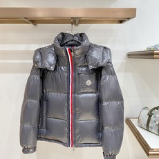 Moncler 盟可睐(蒙口)2026FW秋冬新款彩虹条可拆卸连帽羽绒服 全套原版五金辅料,拉链、按扣、袖口调节扣全部对 Moncler 盟可睐(蒙口)2026FW秋冬新款彩虹条可拆卸连帽羽绒服 全套原版五金辅料,拉链、按扣、袖口调节扣全部对