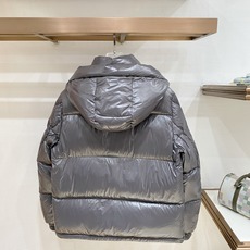 Moncler 盟可睐(蒙口)2026FW秋冬新款彩虹条可拆卸连帽羽绒服 全套原版五金辅料,拉链、按扣、袖口调节扣全部对 Moncler 盟可睐(蒙口)2026FW秋冬新款彩虹条可拆卸连帽羽绒服 全套原版五金辅料,拉链、按扣、袖口调节扣全部对