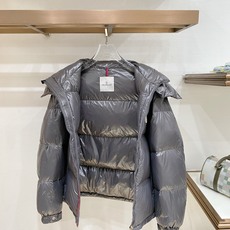 Moncler 盟可睐(蒙口)2026FW秋冬新款彩虹条可拆卸连帽羽绒服 全套原版五金辅料,拉链、按扣、袖口调节扣全部对 Moncler 盟可睐(蒙口)2026FW秋冬新款彩虹条可拆卸连帽羽绒服 全套原版五金辅料,拉链、按扣、袖口调节扣全部对
