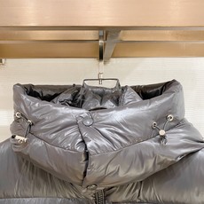 Moncler 盟可睐(蒙口)2026FW秋冬新款彩虹条可拆卸连帽羽绒服 全套原版五金辅料,拉链、按扣、袖口调节扣全部对 Moncler 盟可睐(蒙口)2026FW秋冬新款彩虹条可拆卸连帽羽绒服 全套原版五金辅料,拉链、按扣、袖口调节扣全部对