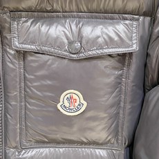 Moncler 盟可睐(蒙口)2026FW秋冬新款彩虹条可拆卸连帽羽绒服 全套原版五金辅料,拉链、按扣、袖口调节扣全部对 Moncler 盟可睐(蒙口)2026FW秋冬新款彩虹条可拆卸连帽羽绒服 全套原版五金辅料,拉链、按扣、袖口调节扣全部对