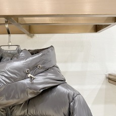 Moncler 盟可睐(蒙口)2026FW秋冬新款彩虹条可拆卸连帽羽绒服 全套原版五金辅料,拉链、按扣、袖口调节扣全部对 Moncler 盟可睐(蒙口)2026FW秋冬新款彩虹条可拆卸连帽羽绒服 全套原版五金辅料,拉链、按扣、袖口调节扣全部对