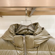 Prada 普拉达2026FW秋冬新款连帽羽绒服 全套原版五金配件,三角金属标、拉链、袖口按扣全部还原原版细节工艺。采用 Prada 普拉达2026FW秋冬新款连帽羽绒服 全套原版五金配件,三角金属标、拉链、袖口按扣全部还原原版细节工艺。采用