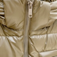 Prada 普拉达2026FW秋冬新款连帽羽绒服 全套原版五金配件,三角金属标、拉链、袖口按扣全部还原原版细节工艺。采用 Prada 普拉达2026FW秋冬新款连帽羽绒服 全套原版五金配件,三角金属标、拉链、袖口按扣全部还原原版细节工艺。采用
