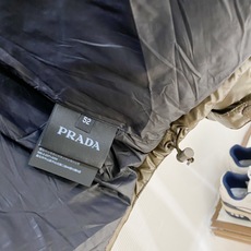 Prada 普拉达2026FW秋冬新款连帽羽绒服 全套原版五金配件,三角金属标、拉链、袖口按扣全部还原原版细节工艺。采用 Prada 普拉达2026FW秋冬新款连帽羽绒服 全套原版五金配件,三角金属标、拉链、袖口按扣全部还原原版细节工艺。采用