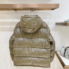Prada 普拉达2026FW秋冬新款连帽羽绒服 全套原版五金配件,三角金属标、拉链、袖口按扣全部还原原版细节工艺。采用 Prada 普拉达2026FW秋冬新款连帽羽绒服 全套原版五金配件,三角金属标、拉链、袖口按扣全部还原原版细节工艺。采用
