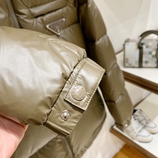 Prada 普拉达2026FW秋冬新款连帽羽绒服 全套原版五金配件,三角金属标、拉链、袖口按扣全部还原原版细节工艺。采用 Prada 普拉达2026FW秋冬新款连帽羽绒服 全套原版五金配件,三角金属标、拉链、袖口按扣全部还原原版细节工艺。采用