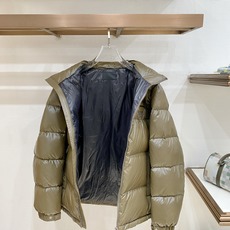 Prada 普拉达2026FW秋冬新款连帽羽绒服 全套原版五金配件,三角金属标、拉链、袖口按扣全部还原原版细节工艺。采用 Prada 普拉达2026FW秋冬新款连帽羽绒服 全套原版五金配件,三角金属标、拉链、袖口按扣全部还原原版细节工艺。采用
