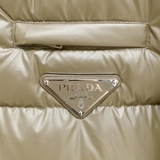 Prada 普拉达2026FW秋冬新款连帽羽绒服 全套原版五金配件,三角金属标、拉链、袖口按扣全部还原原版细节工艺。采用 Prada 普拉达2026FW秋冬新款连帽羽绒服 全套原版五金配件,三角金属标、拉链、袖口按扣全部还原原版细节工艺。采用