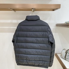 Moncler 盟可睐(蒙口)2026FW秋冬专柜最新款立领轻薄短款羽绒服 全套原版五金辅料,定制品牌拉链、拉链头全部还 Moncler 盟可睐(蒙口)2026FW秋冬专柜最新款立领轻薄短款羽绒服 全套原版五金辅料,定制品牌拉链、拉链头全部还