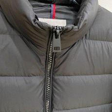 Moncler 盟可睐(蒙口)2026FW秋冬专柜最新款立领轻薄短款羽绒服 全套原版五金辅料,定制品牌拉链、拉链头全部还 Moncler 盟可睐(蒙口)2026FW秋冬专柜最新款立领轻薄短款羽绒服 全套原版五金辅料,定制品牌拉链、拉链头全部还