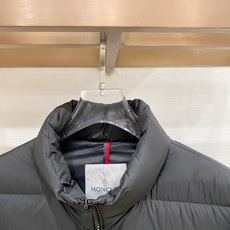 Moncler 盟可睐(蒙口)2026FW秋冬专柜最新款立领轻薄短款羽绒服 全套原版五金辅料,定制品牌拉链、拉链头全部还 Moncler 盟可睐(蒙口)2026FW秋冬专柜最新款立领轻薄短款羽绒服 全套原版五金辅料,定制品牌拉链、拉链头全部还