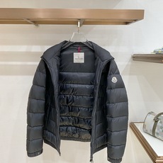Moncler 盟可睐(蒙口)2026FW秋冬专柜最新款立领轻薄短款羽绒服 全套原版五金辅料,定制品牌拉链、拉链头全部还 Moncler 盟可睐(蒙口)2026FW秋冬专柜最新款立领轻薄短款羽绒服 全套原版五金辅料,定制品牌拉链、拉链头全部还
