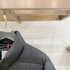 Moncler 盟可睐(蒙口)2026FW秋冬专柜最新款立领轻薄短款羽绒服 全套原版五金辅料,定制品牌拉链、拉链头全部还 Moncler 盟可睐(蒙口)2026FW秋冬专柜最新款立领轻薄短款羽绒服 全套原版五金辅料,定制品牌拉链、拉链头全部还