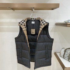 Burberry-博柏利 2026FW秋冬新款男士立领羽绒马甲 90新国标白鸭绒填充,高密防风防钻绒尼龙面料,原版五金拉 Burberry-博柏利 2026FW秋冬新款男士立领羽绒马甲 90新国标白鸭绒填充,高密防风防钻绒尼龙面料,原版五金拉