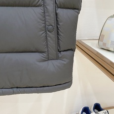 Burberry-博柏利 2026FW秋冬新款男士立领羽绒马甲 90新国标白鸭绒填充,高密防风防钻绒尼龙面料,原版五金拉 Burberry-博柏利 2026FW秋冬新款男士立领羽绒马甲 90新国标白鸭绒填充,高密防风防钻绒尼龙面料,原版五金拉