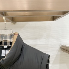 Burberry-博柏利 2026FW秋冬新款男士立领羽绒马甲 90新国标白鸭绒填充,高密防风防钻绒尼龙面料,原版五金拉 Burberry-博柏利 2026FW秋冬新款男士立领羽绒马甲 90新国标白鸭绒填充,高密防风防钻绒尼龙面料,原版五金拉