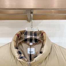 Burberry-博柏利 2026FW秋冬新款男士立领羽绒马甲 90新国标白鸭绒填充,高密防风防钻绒尼龙面料,原版五金拉 Burberry-博柏利 2026FW秋冬新款男士立领羽绒马甲 90新国标白鸭绒填充,高密防风防钻绒尼龙面料,原版五金拉