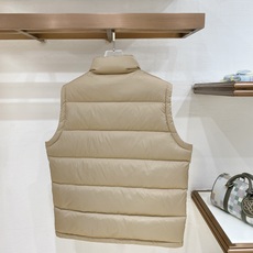 Burberry-博柏利 2026FW秋冬新款男士立领羽绒马甲 90新国标白鸭绒填充,高密防风防钻绒尼龙面料,原版五金拉 Burberry-博柏利 2026FW秋冬新款男士立领羽绒马甲 90新国标白鸭绒填充,高密防风防钻绒尼龙面料,原版五金拉