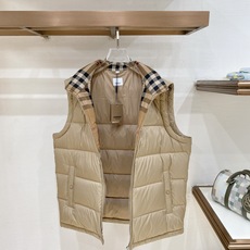 Burberry-博柏利 2026FW秋冬新款男士立领羽绒马甲 90新国标白鸭绒填充,高密防风防钻绒尼龙面料,原版五金拉 Burberry-博柏利 2026FW秋冬新款男士立领羽绒马甲 90新国标白鸭绒填充,高密防风防钻绒尼龙面料,原版五金拉
