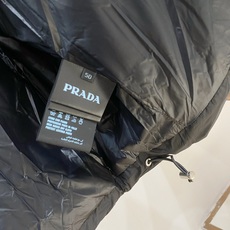 Prada-普拉达 2026FW秋冬新款男士立领羽绒马甲 90新国标白鸭绒填充,高密防风防钻绒尼龙面料,原版三角金属标, Prada-普拉达 2026FW秋冬新款男士立领羽绒马甲 90新国标白鸭绒填充,高密防风防钻绒尼龙面料,原版三角金属标,