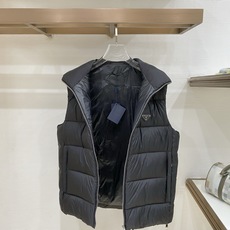 Prada-普拉达 2026FW秋冬新款男士立领羽绒马甲 90新国标白鸭绒填充,高密防风防钻绒尼龙面料,原版三角金属标, Prada-普拉达 2026FW秋冬新款男士立领羽绒马甲 90新国标白鸭绒填充,高密防风防钻绒尼龙面料,原版三角金属标,