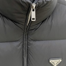 Prada-普拉达 2026FW秋冬新款男士立领羽绒马甲 90新国标白鸭绒填充,高密防风防钻绒尼龙面料,原版三角金属标, Prada-普拉达 2026FW秋冬新款男士立领羽绒马甲 90新国标白鸭绒填充,高密防风防钻绒尼龙面料,原版三角金属标,