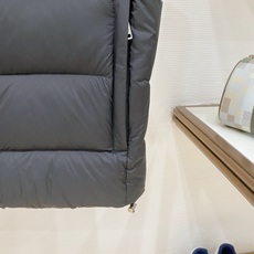 Prada-普拉达 2026FW秋冬新款男士立领羽绒马甲 90新国标白鸭绒填充,高密防风防钻绒尼龙面料,原版三角金属标, Prada-普拉达 2026FW秋冬新款男士立领羽绒马甲 90新国标白鸭绒填充,高密防风防钻绒尼龙面料,原版三角金属标,
