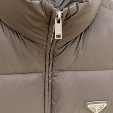 Prada-普拉达 2026FW秋冬新款男士立领羽绒马甲 90新国标白鸭绒填充,高密防风防钻绒尼龙面料,原版三角金属标, Prada-普拉达 2026FW秋冬新款男士立领羽绒马甲 90新国标白鸭绒填充,高密防风防钻绒尼龙面料,原版三角金属标,