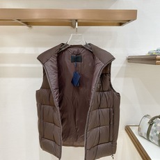 Prada-普拉达 2026FW秋冬新款男士立领羽绒马甲 90新国标白鸭绒填充,高密防风防钻绒尼龙面料,原版三角金属标, Prada-普拉达 2026FW秋冬新款男士立领羽绒马甲 90新国标白鸭绒填充,高密防风防钻绒尼龙面料,原版三角金属标,