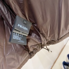 Prada-普拉达 2026FW秋冬新款男士立领羽绒马甲 90新国标白鸭绒填充,高密防风防钻绒尼龙面料,原版三角金属标, Prada-普拉达 2026FW秋冬新款男士立领羽绒马甲 90新国标白鸭绒填充,高密防风防钻绒尼龙面料,原版三角金属标,