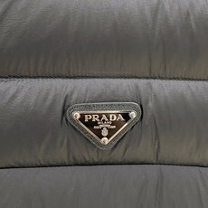 Prada-普拉达 2026FW秋冬新款男士立领羽绒马甲 90新国标白鸭绒填充,高密防风防钻绒尼龙面料,原版三角金属标, Prada-普拉达 2026FW秋冬新款男士立领羽绒马甲 90新国标白鸭绒填充,高密防风防钻绒尼龙面料,原版三角金属标,