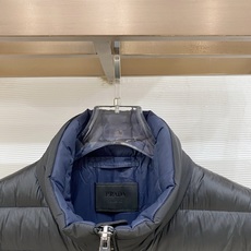 Prada-普拉达 2026FW秋冬新款男士立领羽绒马甲 90新国标白鸭绒填充,高密防风防钻绒尼龙面料,原版三角金属标, Prada-普拉达 2026FW秋冬新款男士立领羽绒马甲 90新国标白鸭绒填充,高密防风防钻绒尼龙面料,原版三角金属标,