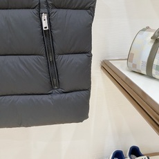 Prada-普拉达 2026FW秋冬新款男士立领羽绒马甲 90新国标白鸭绒填充,高密防风防钻绒尼龙面料,原版三角金属标, Prada-普拉达 2026FW秋冬新款男士立领羽绒马甲 90新国标白鸭绒填充,高密防风防钻绒尼龙面料,原版三角金属标,