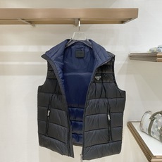 Prada-普拉达 2026FW秋冬新款男士立领羽绒马甲 90新国标白鸭绒填充,高密防风防钻绒尼龙面料,原版三角金属标, Prada-普拉达 2026FW秋冬新款男士立领羽绒马甲 90新国标白鸭绒填充,高密防风防钻绒尼龙面料,原版三角金属标,