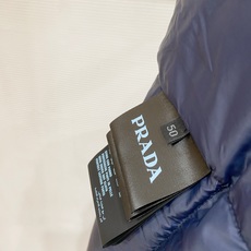 Prada-普拉达 2026FW秋冬新款男士立领羽绒马甲 90新国标白鸭绒填充,高密防风防钻绒尼龙面料,原版三角金属标, Prada-普拉达 2026FW秋冬新款男士立领羽绒马甲 90新国标白鸭绒填充,高密防风防钻绒尼龙面料,原版三角金属标,