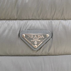Prada-普拉达 2026FW秋冬新款男士立领羽绒马甲 90新国标白鸭绒填充,高密防风防钻绒尼龙面料,原版三角金属标, Prada-普拉达 2026FW秋冬新款男士立领羽绒马甲 90新国标白鸭绒填充,高密防风防钻绒尼龙面料,原版三角金属标,