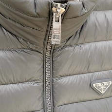 Prada-普拉达 2026FW秋冬新款男士立领羽绒马甲 90新国标白鸭绒填充,高密防风防钻绒尼龙面料,原版三角金属标, Prada-普拉达 2026FW秋冬新款男士立领羽绒马甲 90新国标白鸭绒填充,高密防风防钻绒尼龙面料,原版三角金属标,