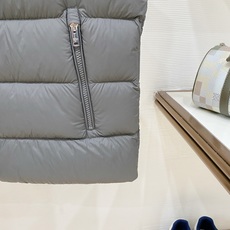 Prada-普拉达 2026FW秋冬新款男士立领羽绒马甲 90新国标白鸭绒填充,高密防风防钻绒尼龙面料,原版三角金属标, Prada-普拉达 2026FW秋冬新款男士立领羽绒马甲 90新国标白鸭绒填充,高密防风防钻绒尼龙面料,原版三角金属标,