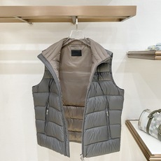 Prada-普拉达 2026FW秋冬新款男士立领羽绒马甲 90新国标白鸭绒填充,高密防风防钻绒尼龙面料,原版三角金属标, Prada-普拉达 2026FW秋冬新款男士立领羽绒马甲 90新国标白鸭绒填充,高密防风防钻绒尼龙面料,原版三角金属标,