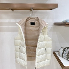 Prada-普拉达 2026FW秋冬新款男士立领羽绒马甲 90新国标白鸭绒填充,高密防风防钻绒尼龙面料,原版三角金属标, Prada-普拉达 2026FW秋冬新款男士立领羽绒马甲 90新国标白鸭绒填充,高密防风防钻绒尼龙面料,原版三角金属标,