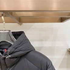 Moncler-盟可睐 2026FW秋冬新款男士连帽轻薄羽绒服 90新国标白鸭绒填充,高密防钻绒尼龙面料,原版开模五金, Moncler-盟可睐 2026FW秋冬新款男士连帽轻薄羽绒服 90新国标白鸭绒填充,高密防钻绒尼龙面料,原版开模五金,
