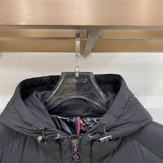 Moncler-盟可睐 2026FW秋冬新款男士连帽轻薄羽绒服 90新国标白鸭绒填充,高密防钻绒尼龙面料,原版开模五金, Moncler-盟可睐 2026FW秋冬新款男士连帽轻薄羽绒服 90新国标白鸭绒填充,高密防钻绒尼龙面料,原版开模五金,