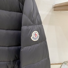 Moncler-盟可睐 2026FW秋冬新款男士连帽轻薄羽绒服 90新国标白鸭绒填充,高密防钻绒尼龙面料,原版开模五金, Moncler-盟可睐 2026FW秋冬新款男士连帽轻薄羽绒服 90新国标白鸭绒填充,高密防钻绒尼龙面料,原版开模五金,